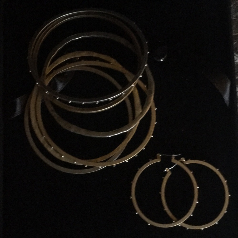 Gap earrings & bracelets set like new